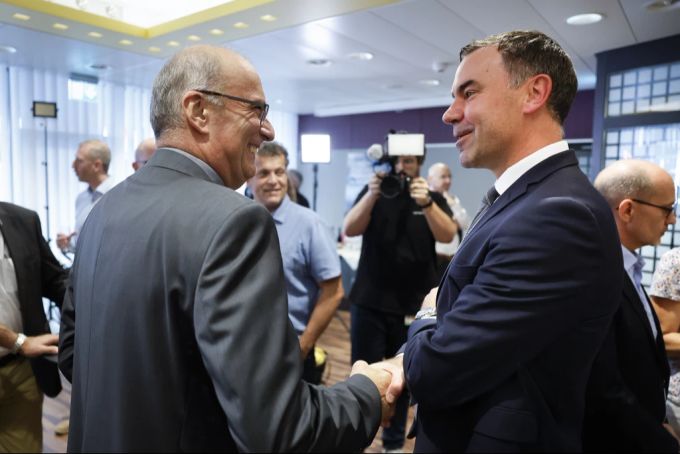 Markus Ritter, Präsident Schweizerischer Bauernverband, links, und Martin Rufer, Direktor Schweizerischer Bauernverband, rechts, freuen sich über das Abstimmungsergebnis beim Treffpunkt der Gegner der Biodiversitätsinitiative, am 22. September 2024, in Bern. Markus Ritter Martin Rufer