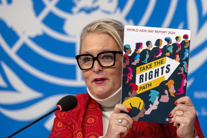 Christine Sterling, stellvertretende Exekutivdirektorin von UNAIDS, spricht zu den Medien über den Bericht zum Welt-Aids-Tag 2024 während einer Pressekonferenz am europäischen Hauptsitz der Vereinten Nationen (UN) in Genf am 26. November 2024. Aids Report UNAIDS