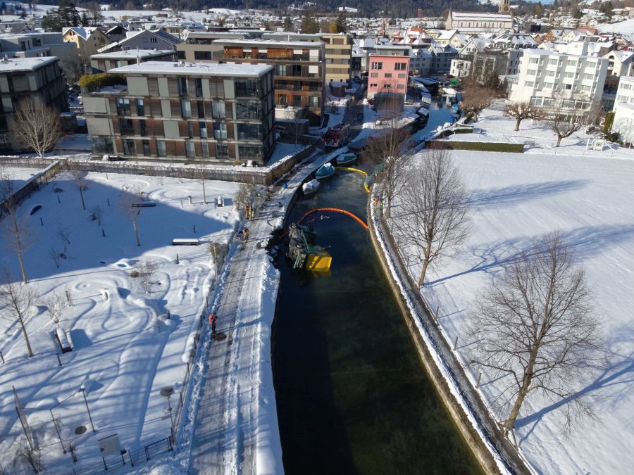 Ein Lastwagen rutschte am Montagmorgen bei Unterägeri ZG in die Lorze.