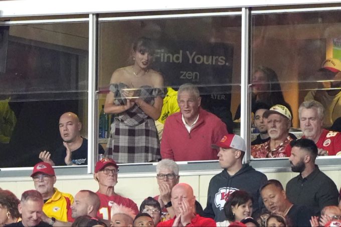 Von der Tribüne aus jubelt der Popstar Travis Kelce zu. Taylor Swift Football-Stadion