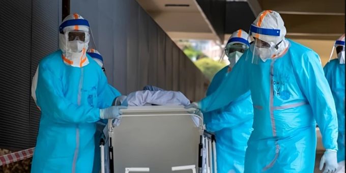Ein möglicher neuer Impfstoff gibt in Ruanda Hoffnung im Kampf gegen das Marburg-Virus. Impfstoff Marburg Ärzte Bahre