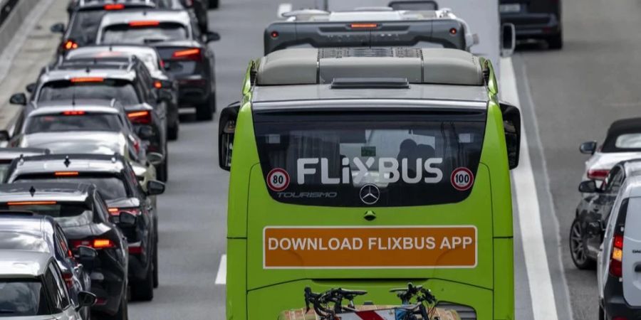 Der Fahrer dieses Flixbus verweigerte ihnen aber die Mitfahrt und liess sie in Prag zurück. (Symbolbild)