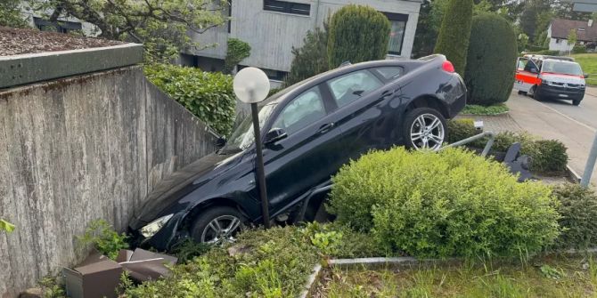 auto unfall ausparken mauer