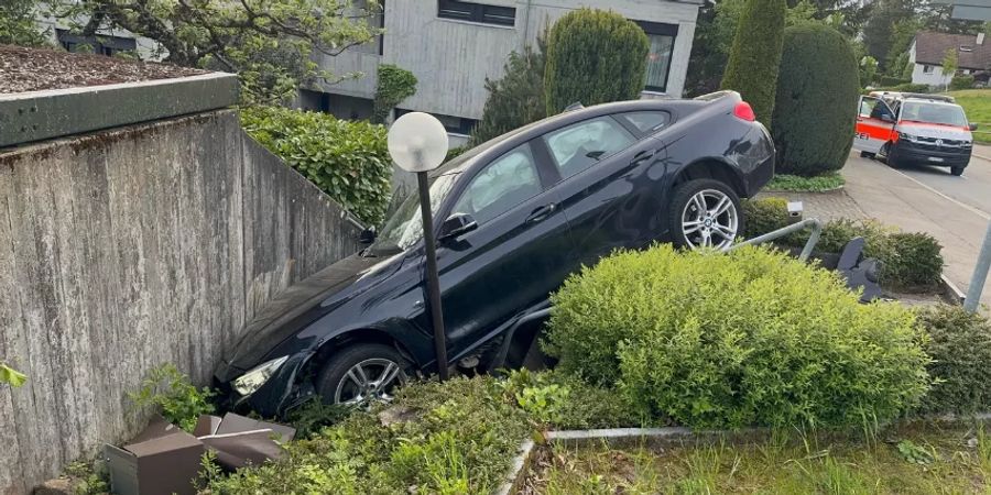 auto unfall ausparken mauer