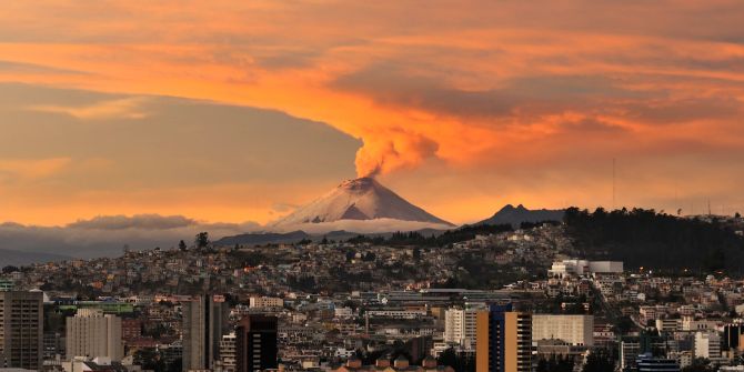 Vulkan Stadt Panoramaansicht orange