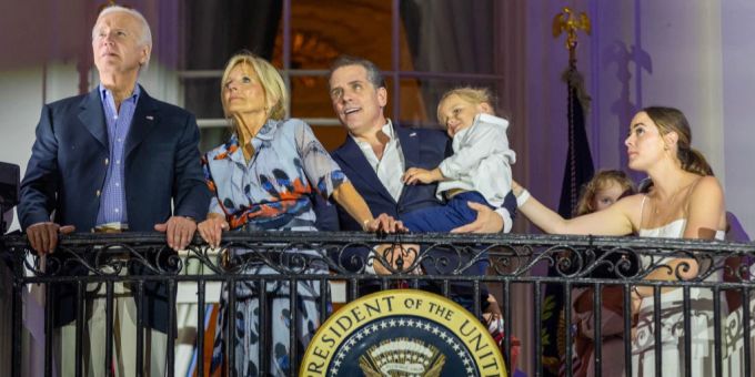 Die Familie von Joe Biden zeigt sich nach dessen Rückzug aus dem US-Präsidentschaftsrennen stolz. Von Links nach Rechts: Joe Biden, First Lady Jill Biden, Sohn Hunter Biden (hält Beau Biden auf seinen Händen) und Naomi Biden auf dem Balkon des Weissen Hauses (Archiv). Joe Biden