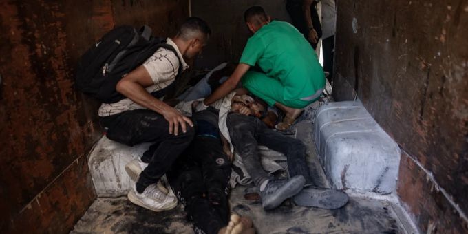 Palästinenser transportieren Verletzte in das Nasser-Krankenhaus in Chan Junis nach einem israelischen Bombenangriff östlich des Lagers Khan Yunis im südlichen Gaza-Streifen am 22. Juli 2024. israel gaza Khan Yunis