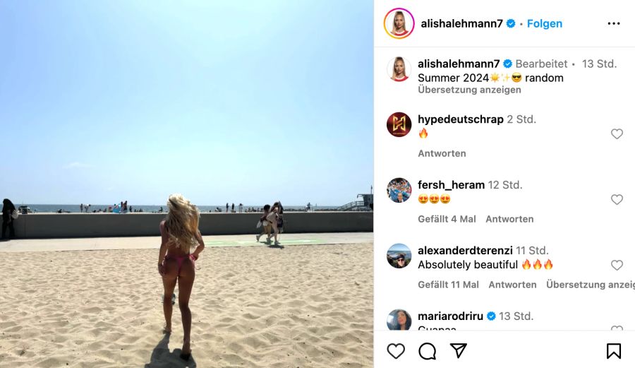 Alisha Lehmann spielt am Strand von Los Angeles Fussball.