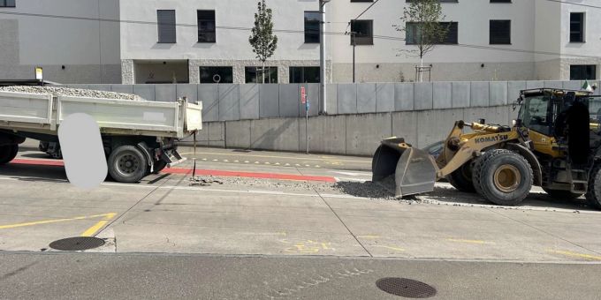 Neuhausen a./Rhf.: Verlorene Kieselsteinladung behindert Verkehr. Kieselsteinladung