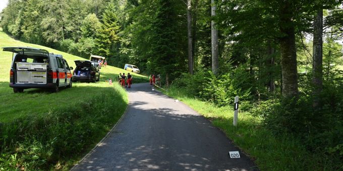 Dürnten ZH: Motorradlenker bei Selbstunfall schwer verletzt. Dürnten ZH