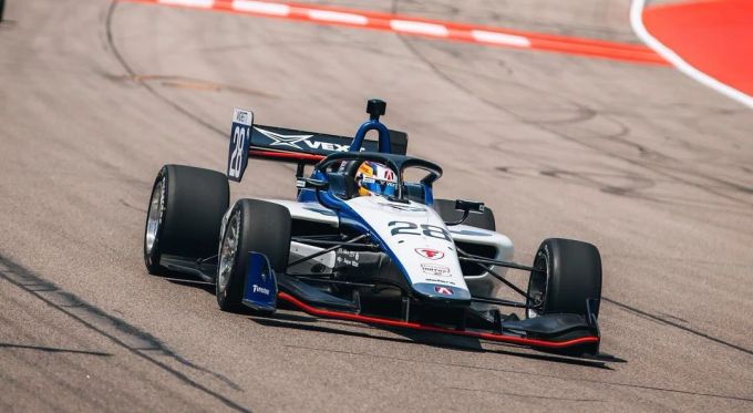Jamie Chadwick im Einsatz in der IndyCar-Nachwuchsserie Indy NXT. Jamie Chadwick IndyNXT
