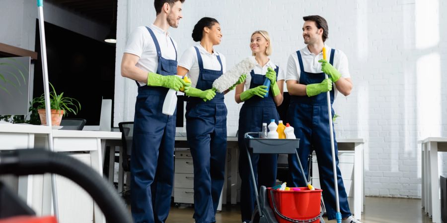 Professionelle Reinigungskräfte beim Putzen