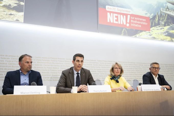 Thierry Burkart spricht neben Marcel Dettling, Jacqueline de Quattro und Michael Frank während einer Medienkonferenz des Komitees gegen die Biodiversitätsinitiative. Medienkonferenz Komitee gegen Biodiversitätsinitiative