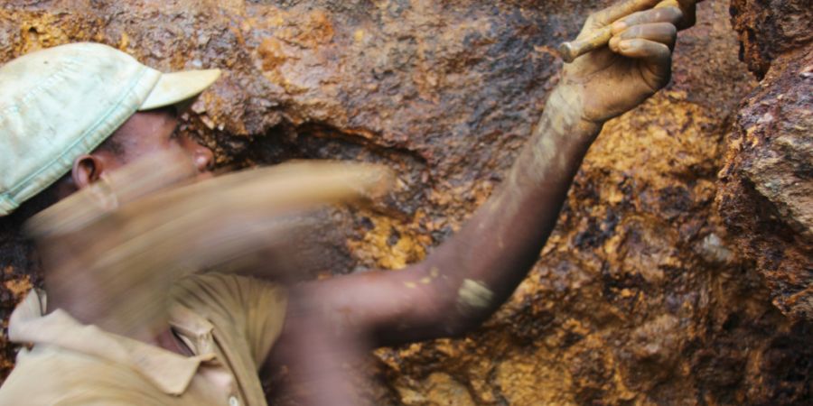 ARCHIV - Ein Mann arbeitet in der Mine Zola Zola bei Nzibira in der ostkongolesischen Provinz Süd-Kivu auf der Suche nach Mineralien und Erzen. Foto: Jürgen Bätz/dpa