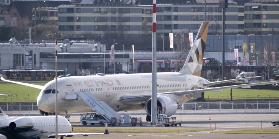 Eine gestrandete Boeing 787-9 Dreamliner von Etihad auf einem Standplatz des Flughafens Zürich. (Archivbild)