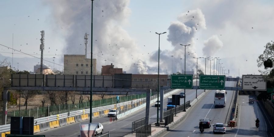 Rauchschwaden steigen in Teheran auf. Foto: Vahid Salemi/AP/dpa