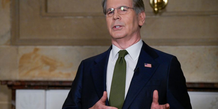 Sein Ministerium erteile eine 30-tägige Ausnahmegenehmigung, um sicherzustellen, dass weiterhin Öl auf den Weltmarkt gelange, teilte US-Finanzminister Scott Bessent auf X mit.