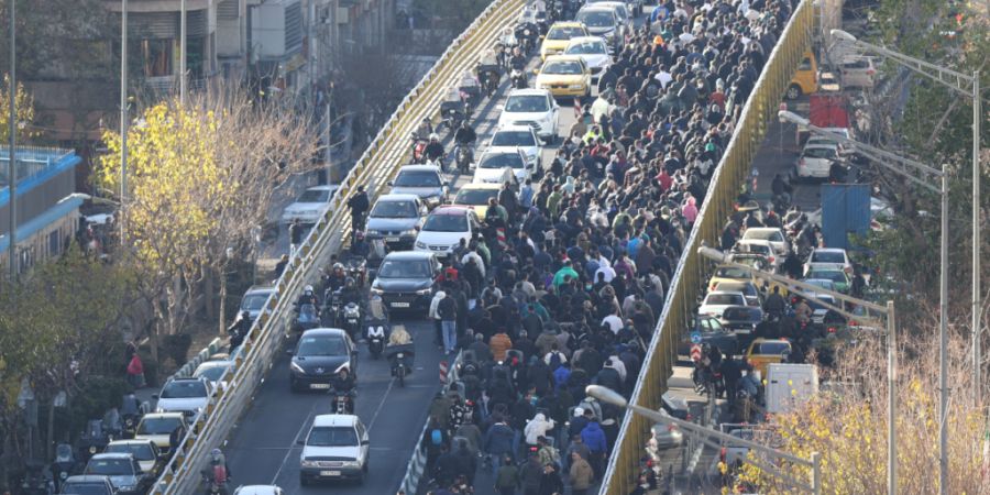 ARCHIV - Demonstranten marschieren in der Innenstadt von Teheran bei einem Protest gegen die schlechten wirtschaftlichen Bedingungen. (zu dpa: «UN-Menschenrechtschef verurteilt Irans h...