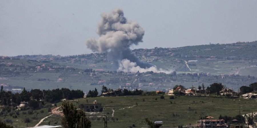 Rauch steigt nach einem israelischen Luftangriff auf den Südlibanon auf, vom Norden Israels aus gesehen. Foto: Gil Cohen-Magen/dpa