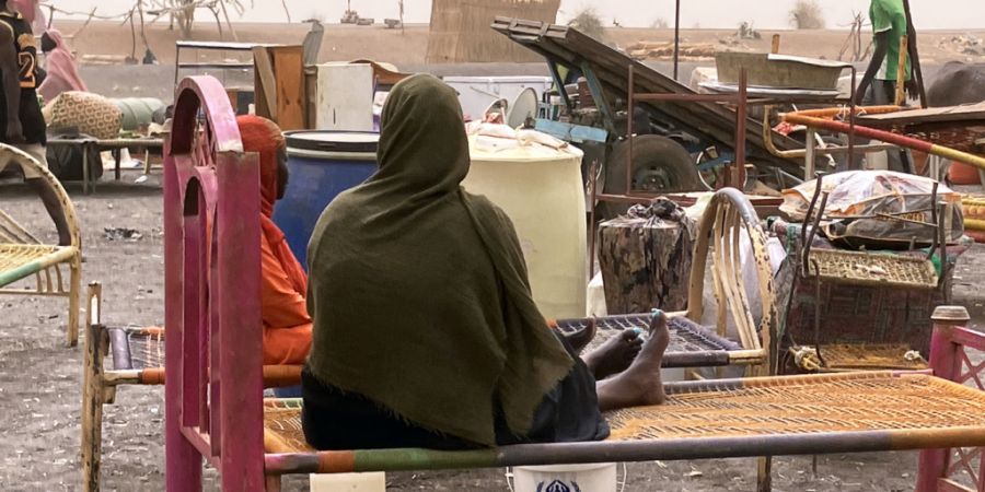 ARCHIV - Geflüchtete Frauen aus dem Sudan. Der Machtkampf dort, der seit Mitte April 2023 andauert, hat die nach UN-Angaben weltweit größte Flüchtlingskrise mit mehr als zwölf Mill...