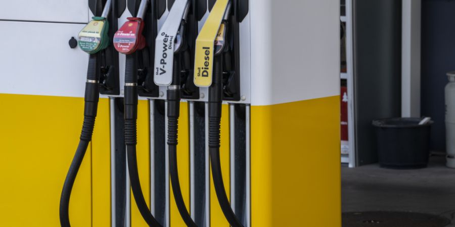 Sollte es wegen der Lage im Nahen Osten zu Versorgungsengpässen bei Mineralölprodukten kommen, hat der Bund Massnahmen vorbereitet. Zu den vorhandenen Vorräten zählen Autobenzin, Di...