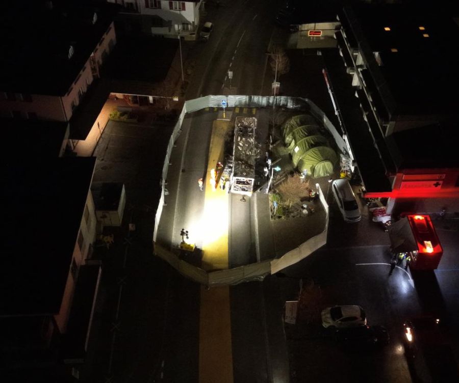 Die Drohnenaufnahmen zeigen den abgesperrten Bereich rund um den ausgebrannten Bus in Gemeindezentrum von Kerzers FR.