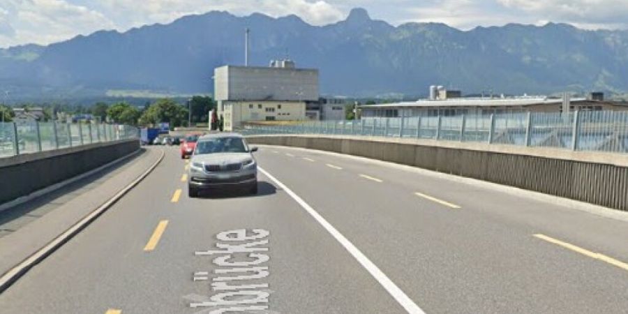 Die Alpenbrücke - der Ort des Unfalls -  überquert im Nordwesten der Stadt Thun die SBB-Geleise und die Aare.