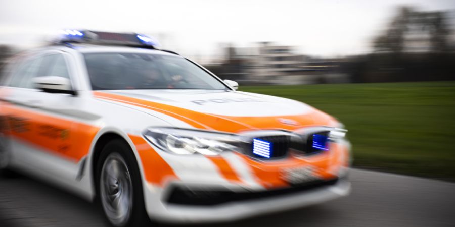 Die rasch ausgerückten Polizeipatrouillen konnten das Auto des möglichen Täters stoppen. (Archivbild)