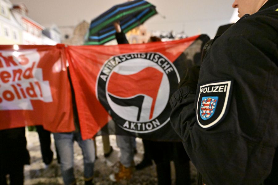 Zuletzt hatten Thüringer AfDler Sellner im Erfurter Landtag empfangen. (Im Bild: Menschen in Erfurt protestieren gegen diese Aktion.)