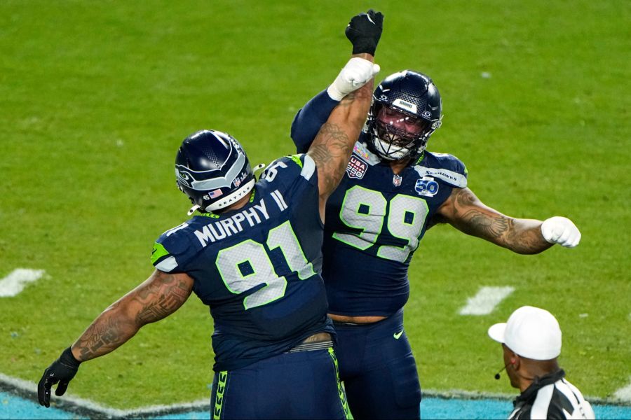 Seattles Defensive Tackles Byron Murphy II (91) und Leonard Williams (99) jubeln nach einem Sack gegen New-England-Quarterback Drake Maye in der zweiten Halbzeit des Super Bowl 60 in Santa Clara.