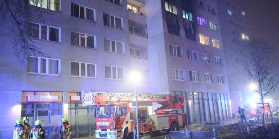 dpatopbilder - Bei einem Hochhausbrand im Berliner Osten sind nach Feuerwehrangaben mehrere Menschen verletzt worden. Foto: Annette Riedl/dpa