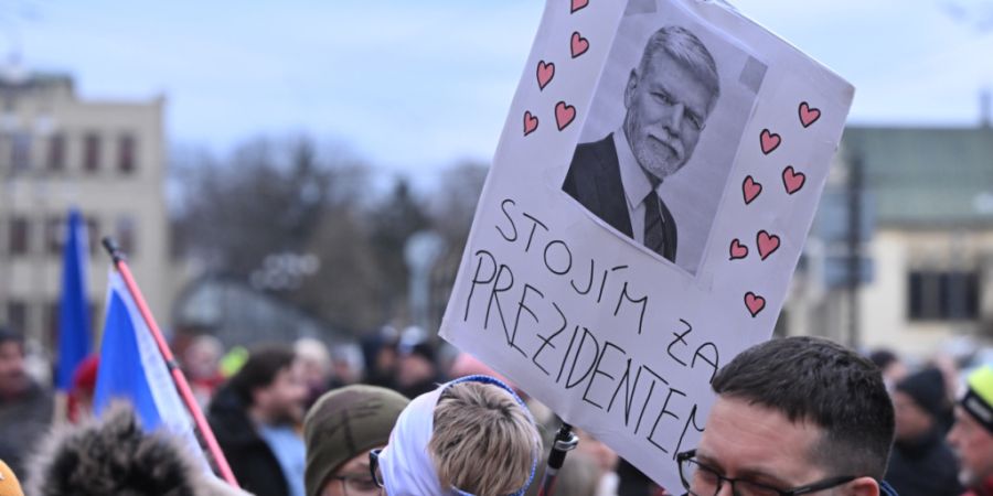Menschen in Pardubice (Pardubitz), Ostböhmen, demonstrieren zur Unterstützung des tschechischen Präsidenten Petr Pavel. Foto: Josef Vostarek/CTK/AP/dpa