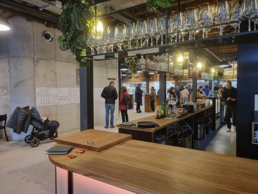 Auffallend: am Mittag sind die Speisen deutlich günstiger als am Abend – die Studenten in der Nachbarschaft dürfte es freuen.