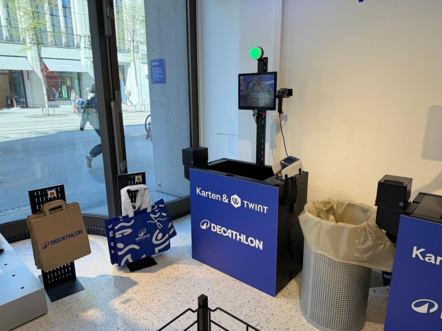 Auch Decathlon hat Selfcheckout-Kassen mit einer Mulde, in der alle Waren gebündelt erkennt werden. Sie funktionieren mit RFID-Technologie.