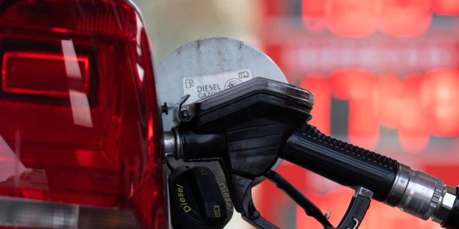 Seit der Waffenrufe ist nur der Preis für Diesel leicht gesunken. (Archivbild)