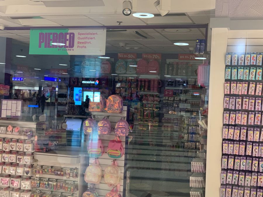 Im Laden weisen Schilder auf «bis zu 50 Prozent» oder «bis zu 70 Prozent» reduzierte Artikel hin.