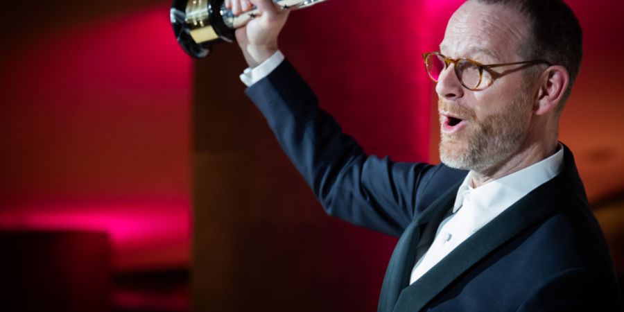 Joachim Trier wird beim 38. Europäischen Filmpreis ausgezeichnet. Foto: Christoph Soeder/dpa