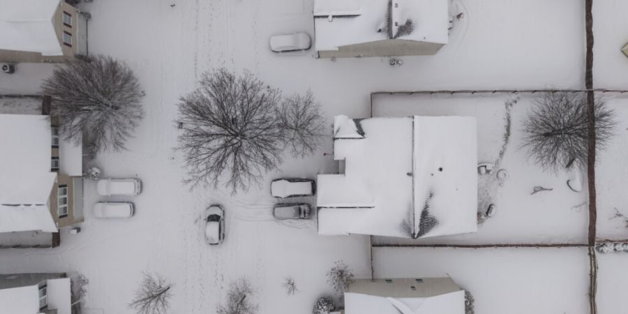 Schnee bedeckt den Ort. Ein Tiefdruckgebiet vor der Küste soll sich nach Angaben des nationalen Wetterdienstes zu einem Bombenzyklon entwickeln - einem explosiv erstarkenden Winterstur...