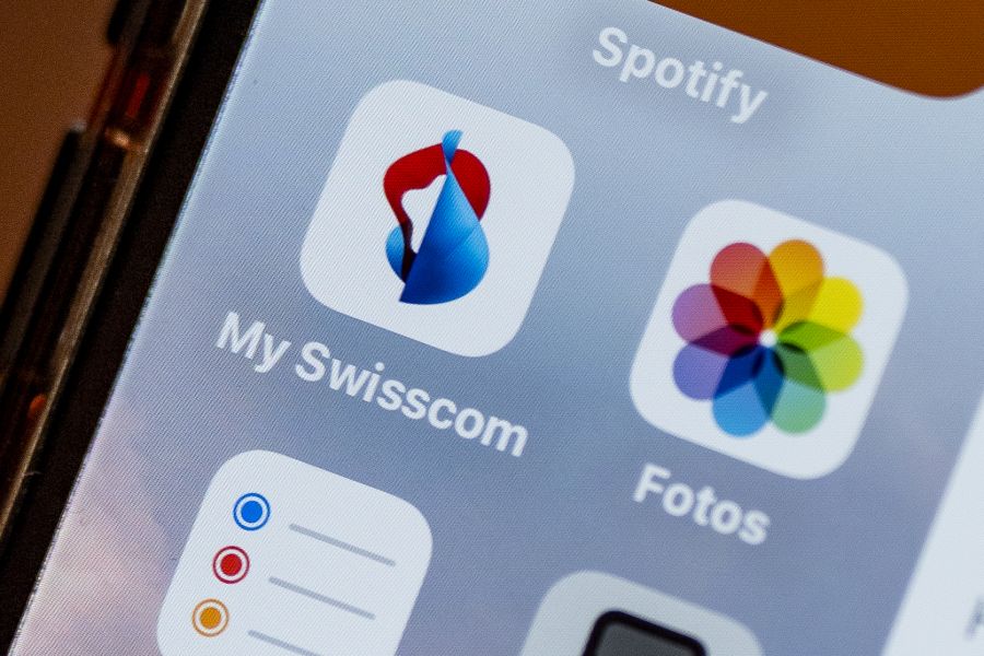 Knapp zwei Franken mehr müssen Kundinnen und Kunden ab 1. April für Internet- und Mobile-Abos der Swisscom ausgeben.