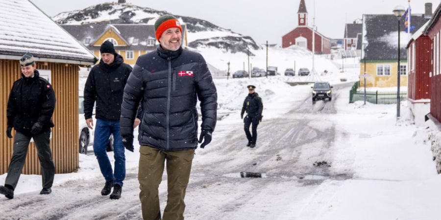 ARCHIV - Dänemarks König Frederik X. (vorne) geht durch Nuuk. Foto: Ida Marie Odgaard/Ritzau Scanpix Foto/dpa/Archivbild