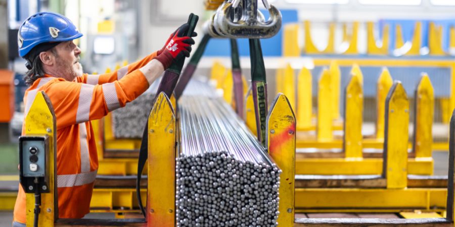 Arbeiter setzen Sackmesser zusammen in der Produktionsstaette der Victorinox in Ibach/SZ, aufgenommen am Dienstag, 27. September 2011. (KEYSTONE/Samuel Truempy)Buholzer)