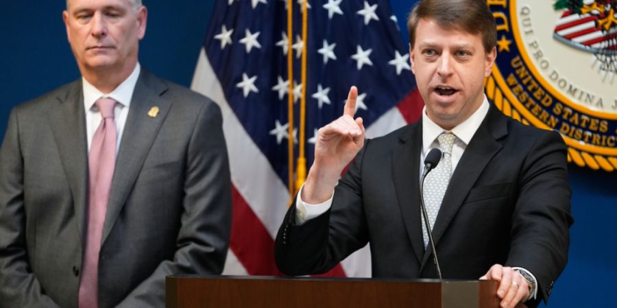 Der US-Staatsanwalt für den westlichen Bezirk von North Carolina, Russ Ferguson (r), spricht während einer Pressekonferenz neben dem FBI-Spezialagenten James C. Barnacle, Jr. Foto: Er...