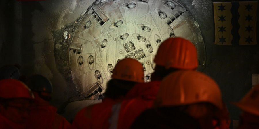 2022 gelang der Durchstich beim neuen Sicherheitsstollen des Kerenzerbergtunnels. Ab März 2026 wird der Strassentunnel umfassend saniert. (Archivbild)