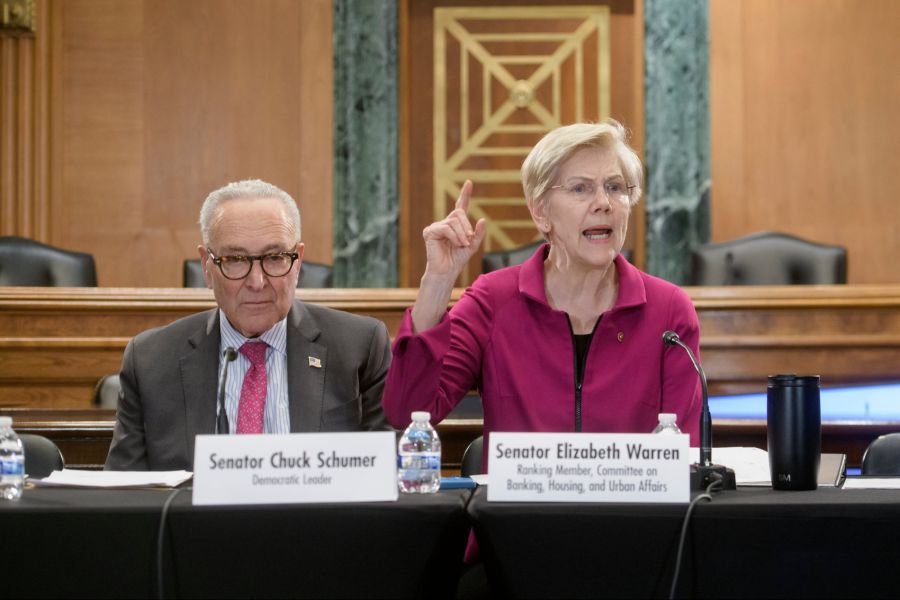 Elizabeth Warren wirft dem US-Präsidenten vor, den Menschen Geld geklaut zu haben.