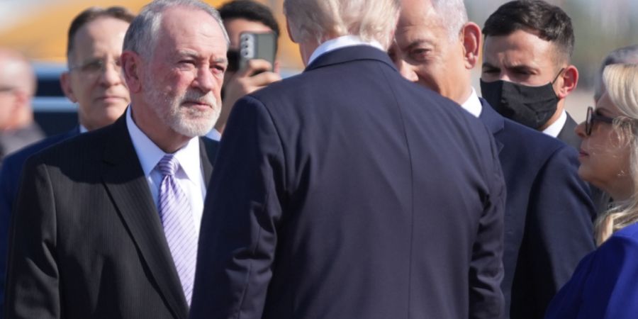 ARCHIV - US-Präsident Donald Trump (M) spricht mit dem US-Botschafter in Israel, Mike Huckabee (l), und dem israelischen Ministerpräsidenten Benjamin Netanjahu (Archivbild). Foto: Eva...