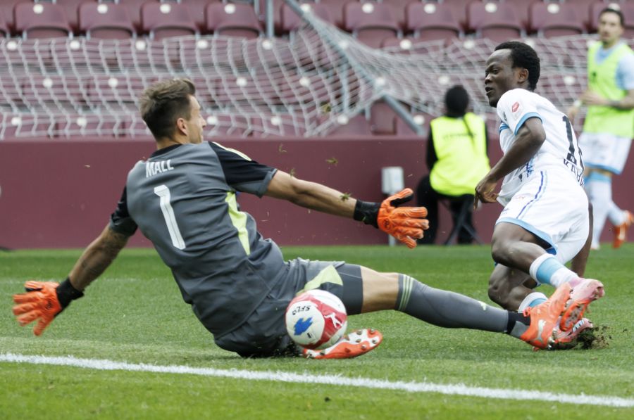 Joël Mall und Oscar Kabwit prallen am Ostermontag zusammen.