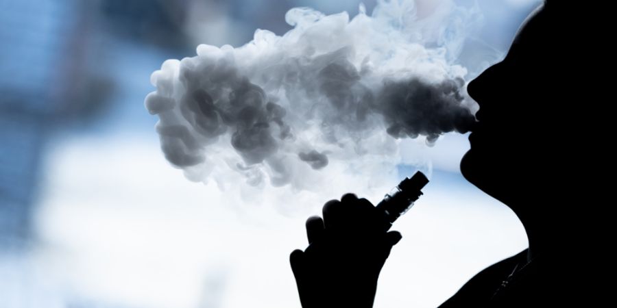 ARCHIV - Eine Frau raucht eine E-Zigarette. Foto: Silas Stein/dpa/Symbolbild