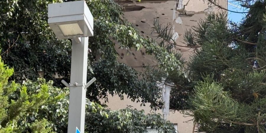 Eine Wohnung im dritten Stock eines Wohnhauses in Tel Aviv wurde durch einen Raketeneinschlag beschädigt. Foto: Sara Lemel/dpa