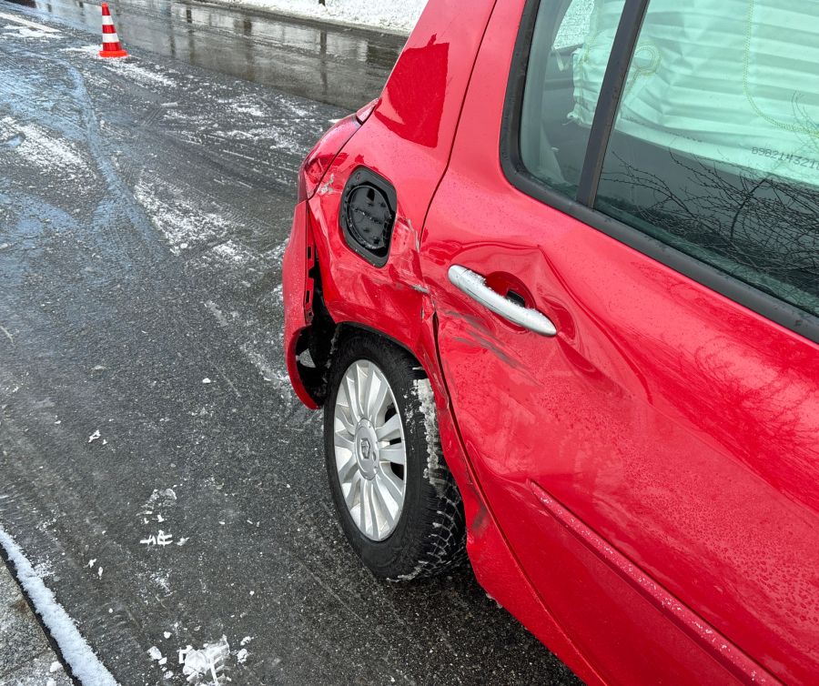 Beim ersten Unfall prallte ein Autofahrer in ein parkiertes Fahrzeug.