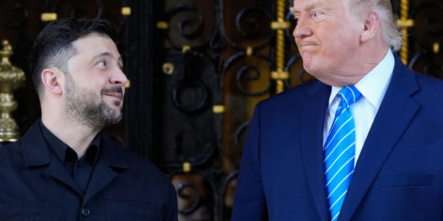 ARCHIV - US-Präsident Donald Trump (r) begrüßt Wolodymyr Selenskyj, Präsident der Ukraine, im Dezember 2025 in Florida. Foto: Alex Brandon/AP/dpa